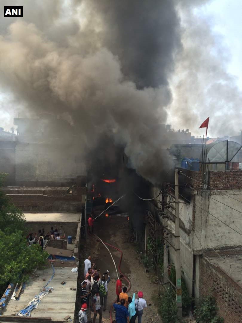 Ludhiana (Punjab): Fire breaks out at a factory in Gopal Nagar, 15 fire tenders on spot; a number of workers feared trapped inside factory