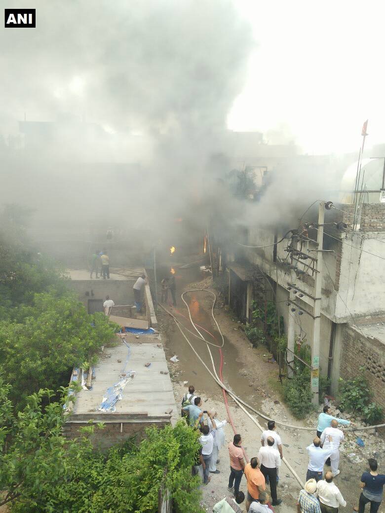 Ludhiana (Punjab): Fire breaks out at a factory in Gopal Nagar, 15 fire tenders on spot; a number of workers feared trapped inside factory