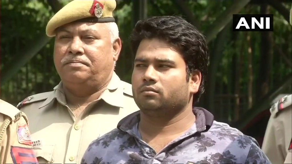 Delhi Police today arrested a criminal carrying a reward of Indian rupees 50,000 on his head from near Humayun's Tomb in Nizamuddin. He was wanted in an attempt to murder case for firing at a jeweller's son in Lajpat Nagar.   