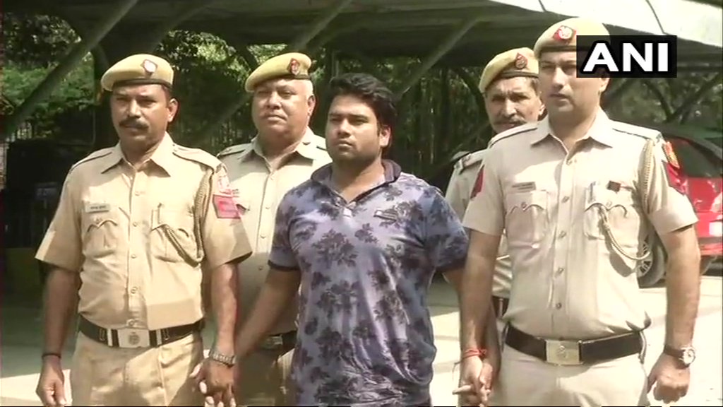 Delhi Police today arrested a criminal carrying a reward of Indian rupees 50,000 on his head from near Humayun's Tomb in Nizamuddin. He was wanted in an attempt to murder case for firing at a jeweller's son in Lajpat Nagar.   
