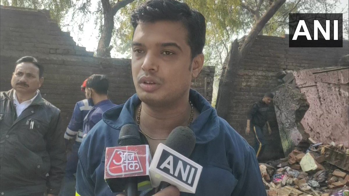 Gujarat: 7-8 labours were injured after a blast occurred in a chemical factory in Makarpura GIDC, Vadodara  We received a call regarding the blast. No causality as of now. 7-8 persons were injured & shifted to hospital: Nikunj Azad, Fire Officer