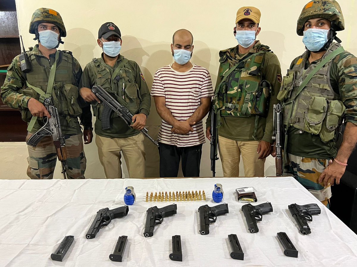 Srinagar Police: On a specific information, one militant from LeT namely Arshid Ahmad Bhat s/o Abdul Kareem Bhat R/o  Sangam Budgam arrested by a joint team of Srinagar Police & 2RR at Lawaypura. 5 Pistols, 5 Magazines, 50 Rounds & 2 Hand grenades recovered. Case registered at Shalteng PS