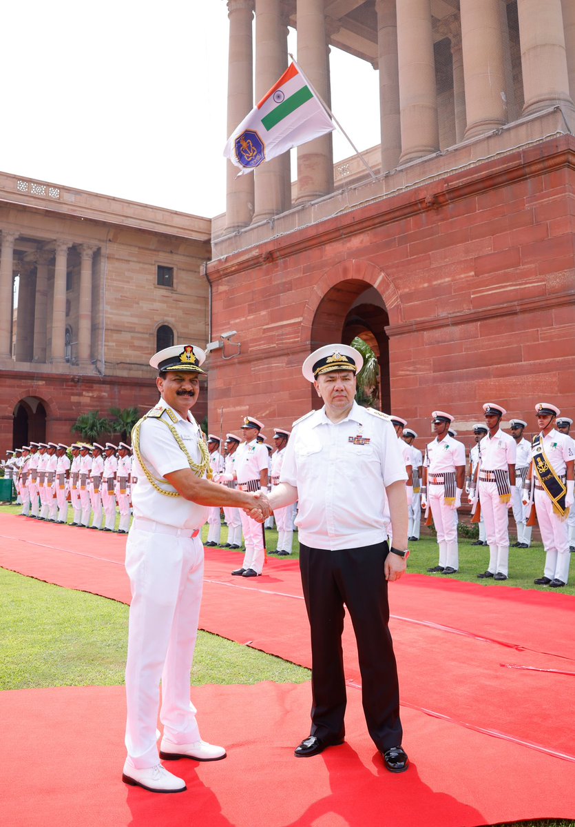 El almirante jefe de la Armada rusa, Aleksandr Alekseyevich Moiseyev, se reúne en Delhi con el jefe de la Armada india