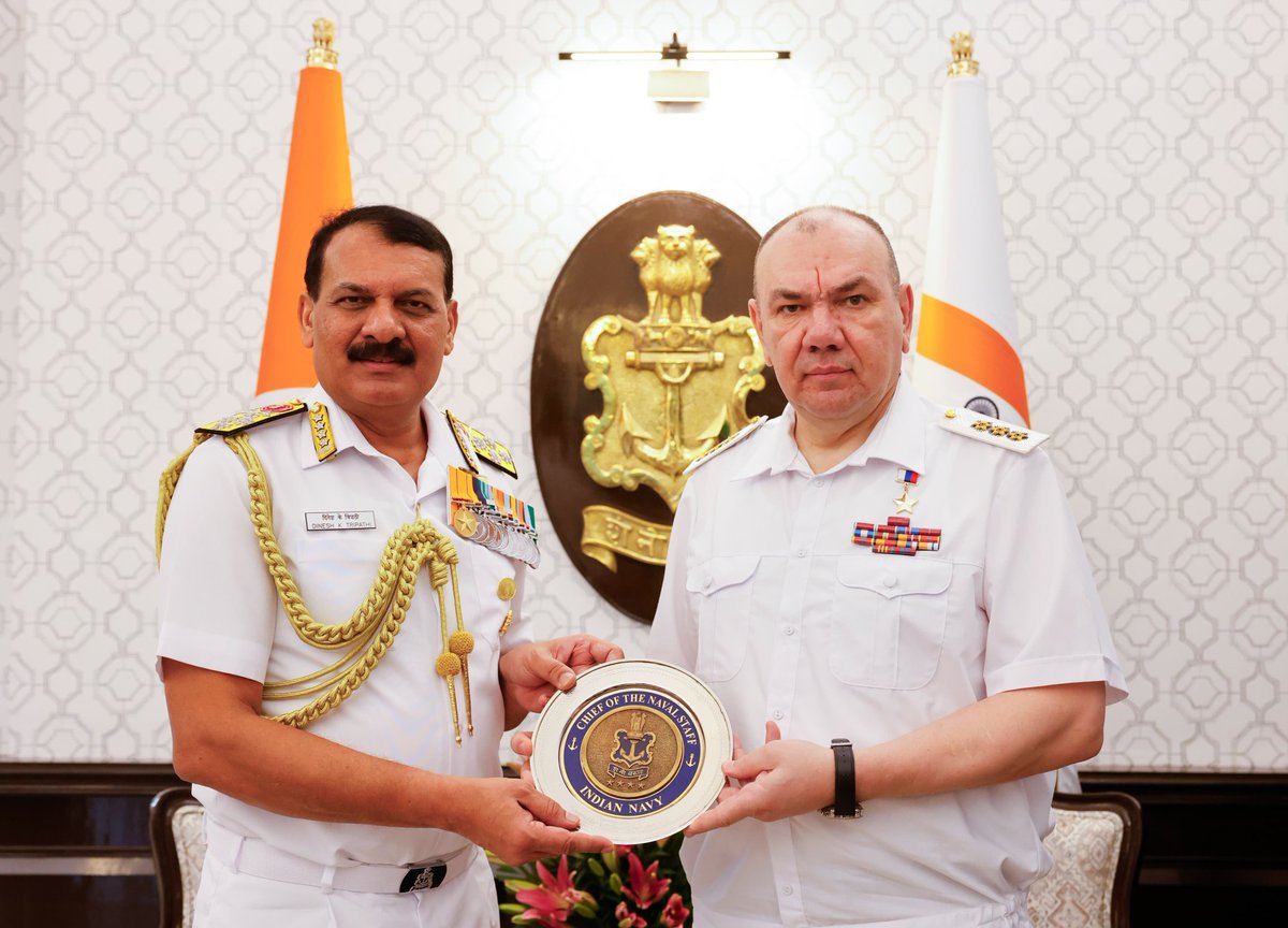 El almirante jefe de la Armada rusa, Aleksandr Alekseyevich Moiseyev, se reúne en Delhi con el jefe de la Armada india