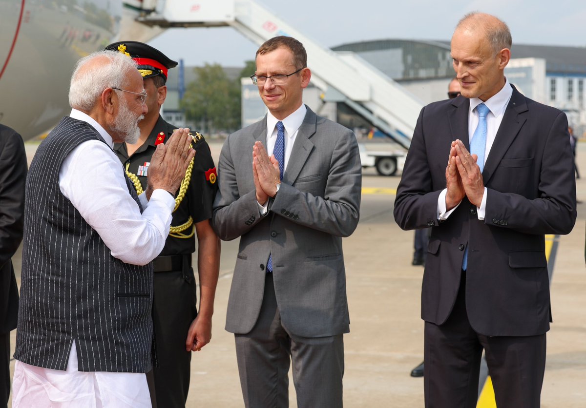 PM Modi desembarca na Polônia, recebido pelo CdA @SebastianD_PL da @PLinIndia entre outros altos funcionários