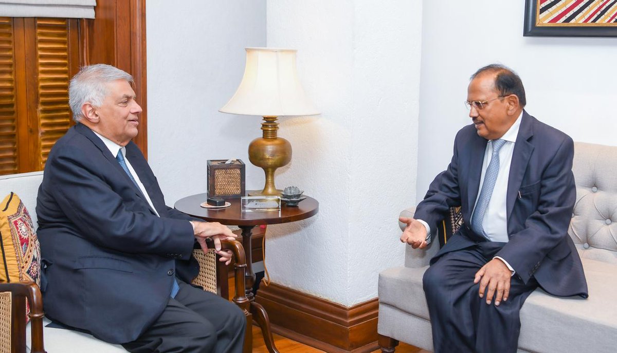 El asesor indio de Seguridad Nacional Ajit Doval se reúne con el presidente de Sri Lanka, Ranil Wickremesinghe, en Colombo