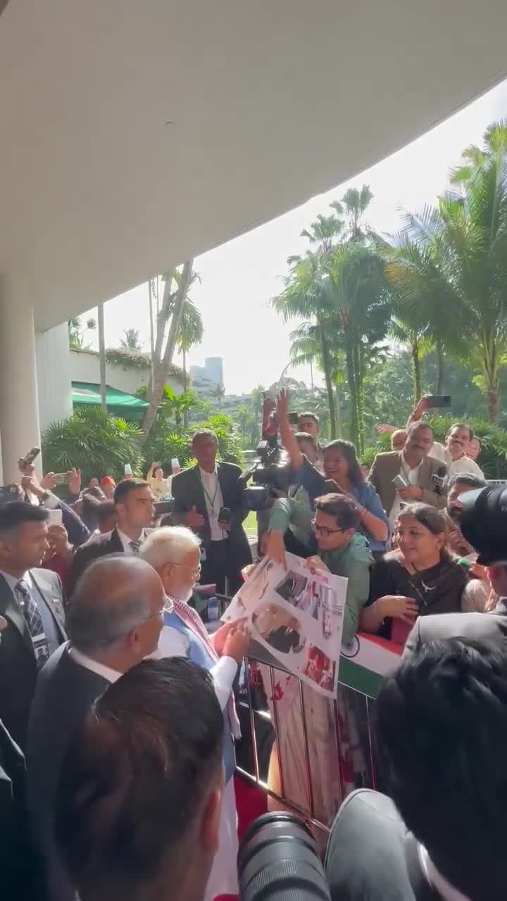 Mitglieder der indischen Diaspora treffen und begrüßen Premierminister Modi in SingapurPM Modi in Singapur, begrüßt von Mitgliedern der indischen Diaspora