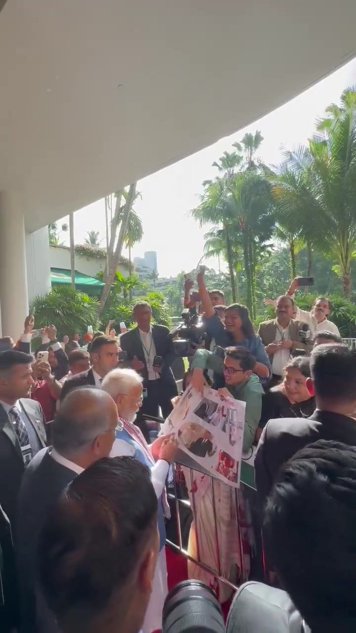 Members of Indian diaspora meet and welcome PM Modi in SingaporePM Modi in Singapore, welcomed by members of Indian Diaspora