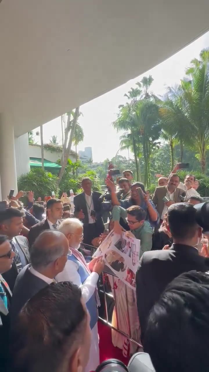 Mitglieder der indischen Diaspora treffen und begrüßen Premierminister Modi in SingapurPM Modi in Singapur, begrüßt von Mitgliedern der indischen Diaspora