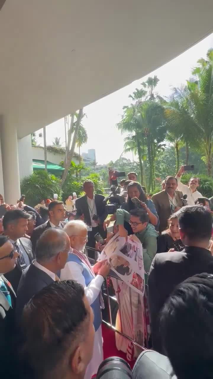 Mitglieder der indischen Diaspora treffen und begrüßen Premierminister Modi in SingapurPM Modi in Singapur, begrüßt von Mitgliedern der indischen Diaspora