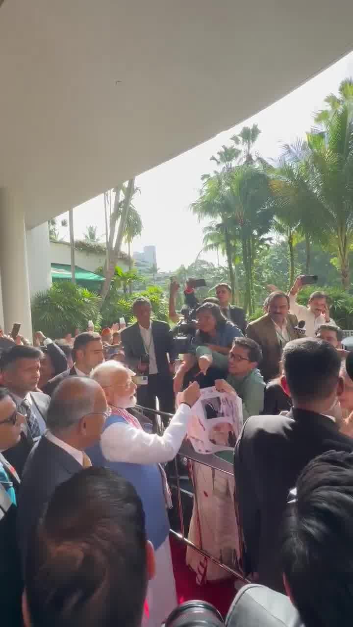 Mitglieder der indischen Diaspora treffen und begrüßen Premierminister Modi in SingapurPM Modi in Singapur, begrüßt von Mitgliedern der indischen Diaspora