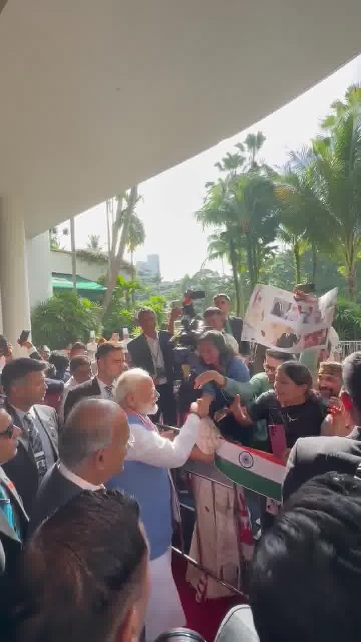 Mitglieder der indischen Diaspora treffen und begrüßen Premierminister Modi in SingapurPM Modi in Singapur, begrüßt von Mitgliedern der indischen Diaspora