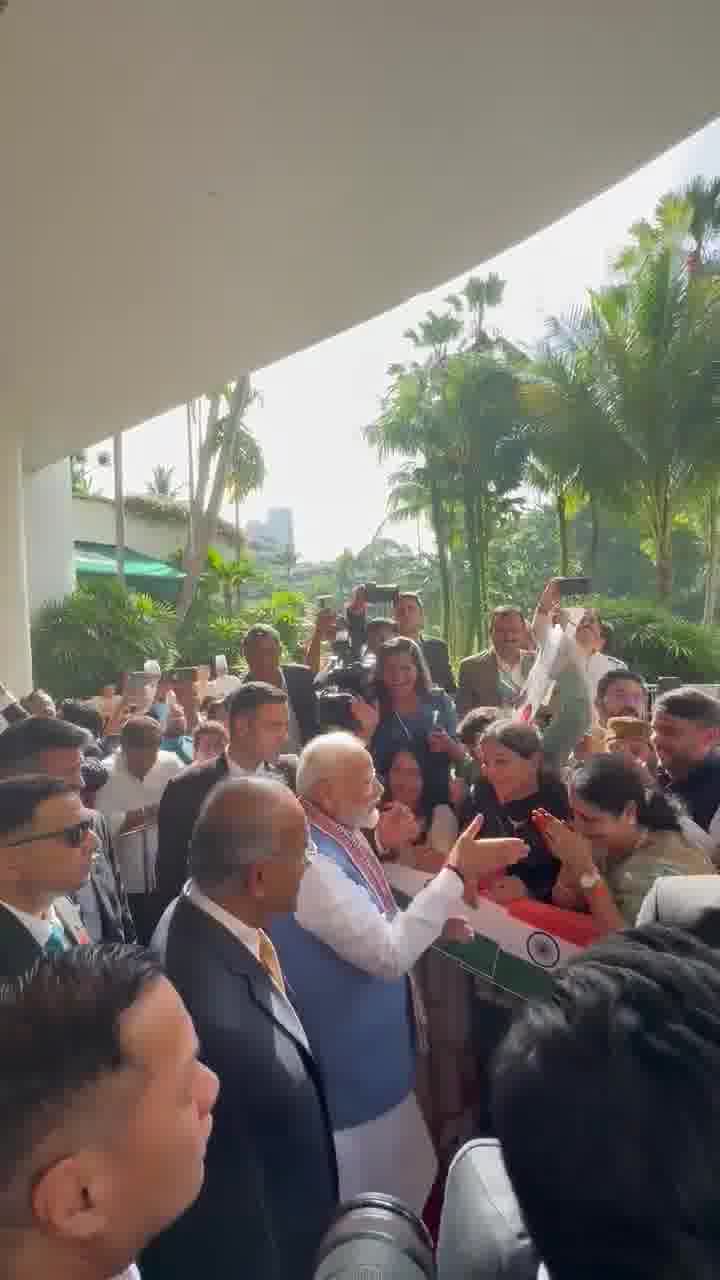 Mitglieder der indischen Diaspora treffen und begrüßen Premierminister Modi in SingapurPM Modi in Singapur, begrüßt von Mitgliedern der indischen Diaspora