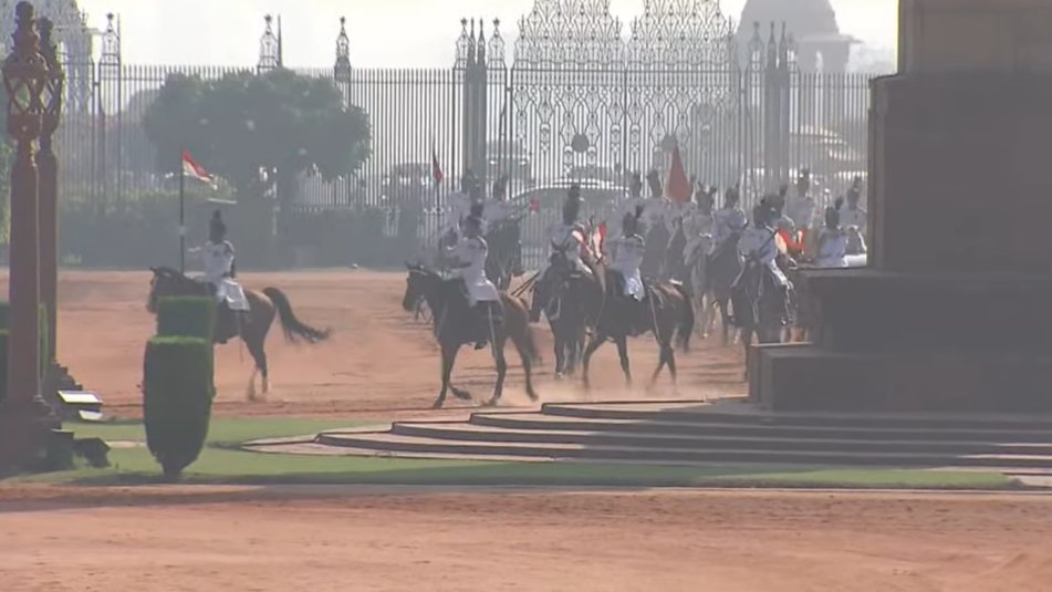 Motocykl prezydenta Malediwów Muizzu przybywa do Rashtrapati Bhawan. Prezydent Murmu i premier Modi go powitają