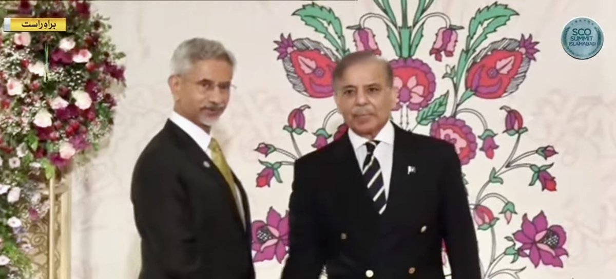 Pakistan Başbakanı @CMShehbaz, Hindistan EAM @DrSJaishankar'ı gayriresmi akşam yemeğinde ağırladı — El sıkışın ve nezaket ifadelerini paylaşın — Hindistan ve Pakistan liderleri arasında 2017'den bu yana ilk RESMİ el sıkışma