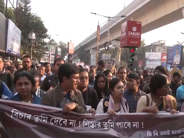 Kolkata: Jonge artsen, verpleegkundigen en anderen houden protest voor CBI-kantoor nadat voormalig directeur van RG Kar borgtocht krijgt