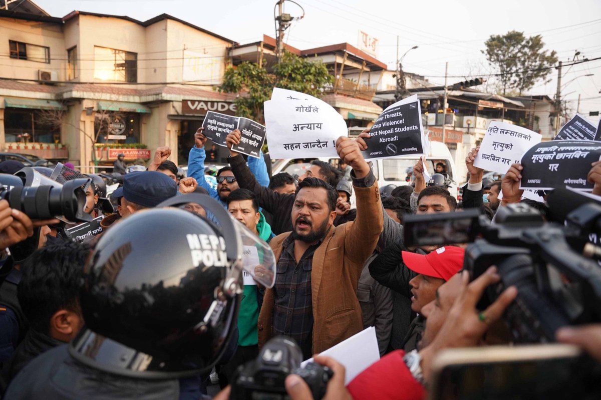 Nepalese studenten protesteren buiten de Indiase ambassade in Kathmandu na mishandeling van studenten aan de KIIT-universiteit in Odisha, India. Prakriti Lamsal, een derdejaars B Tech-student uit Nepal, pleegde zelfmoord op de universiteit nadat ze werd lastiggevallen door een student