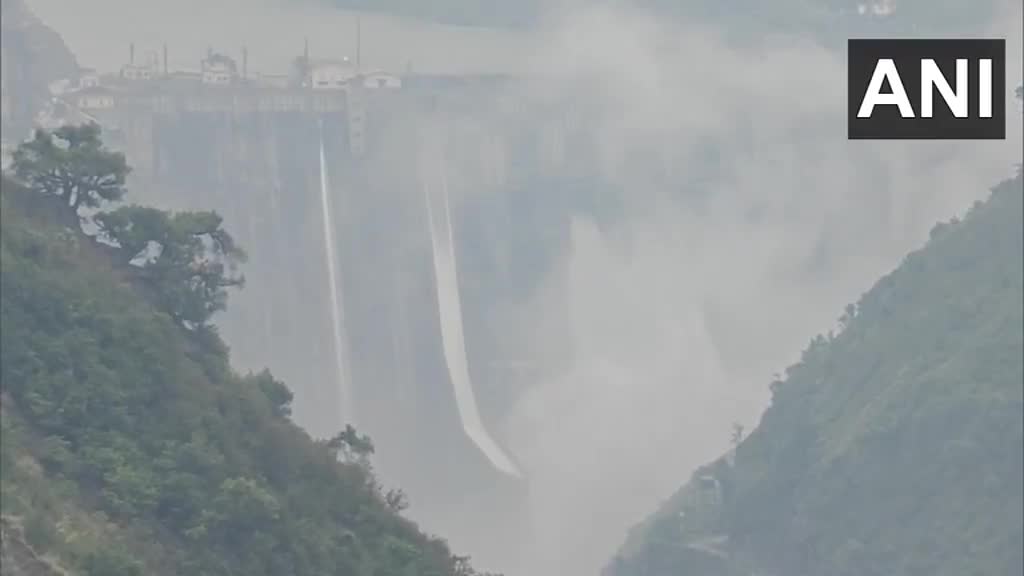 Deux vannes du barrage du projet hydroélectrique de Baglihar construit sur la rivière Chenab à Ramban ont été ouvertes