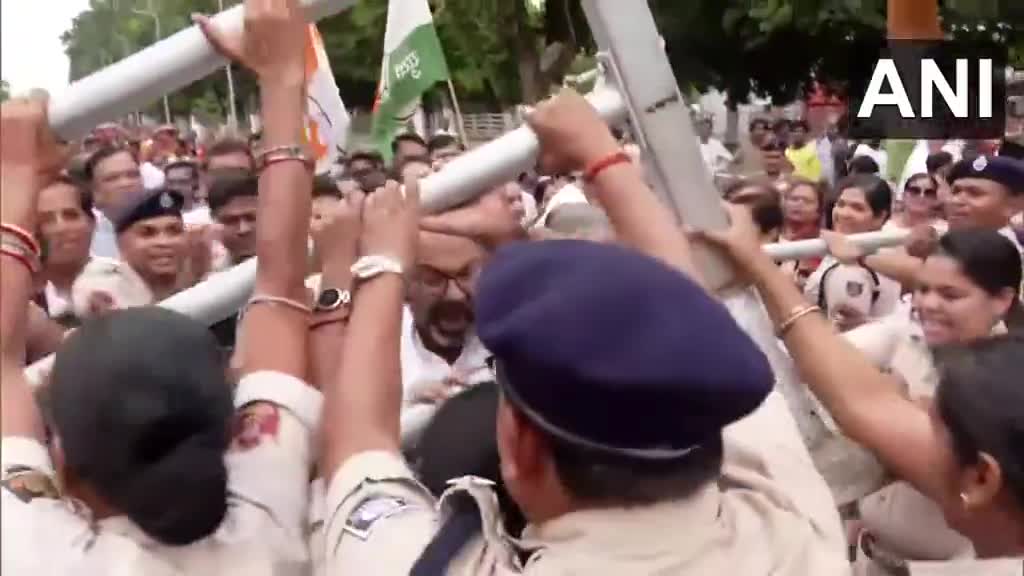 بوبانسوار، أوديشا: اشتبك قادة وعمال حزب المؤتمر مع الشرطة احتجاجًا على قضية اغتصاب جماعي في شاطئ غوبالبور. كانوا يسيرون باتجاه مقر إقامة رئيس الوزراء، مطالبين باستقالته.