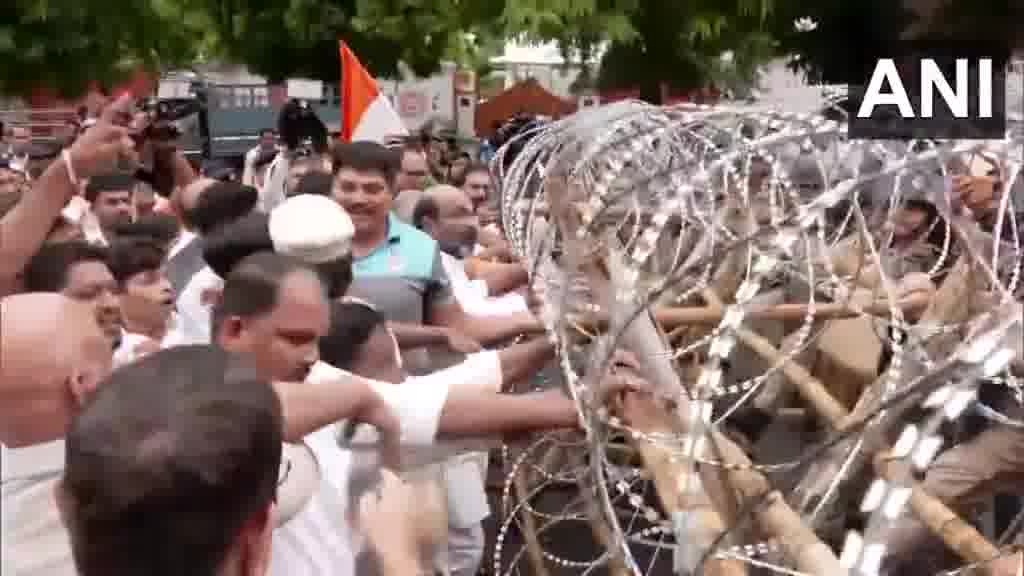 بوبانسوار، أوديشا: اشتبك قادة وعمال حزب المؤتمر مع الشرطة احتجاجًا على قضية اغتصاب جماعي في شاطئ غوبالبور. كانوا يسيرون باتجاه مقر إقامة رئيس الوزراء، مطالبين باستقالته.