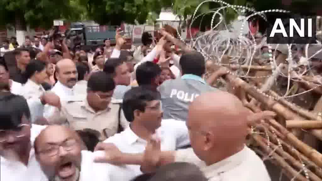 بوبانسوار، أوديشا: اشتبك قادة وعمال حزب المؤتمر مع الشرطة احتجاجًا على قضية اغتصاب جماعي في شاطئ غوبالبور. كانوا يسيرون باتجاه مقر إقامة رئيس الوزراء، مطالبين باستقالته.