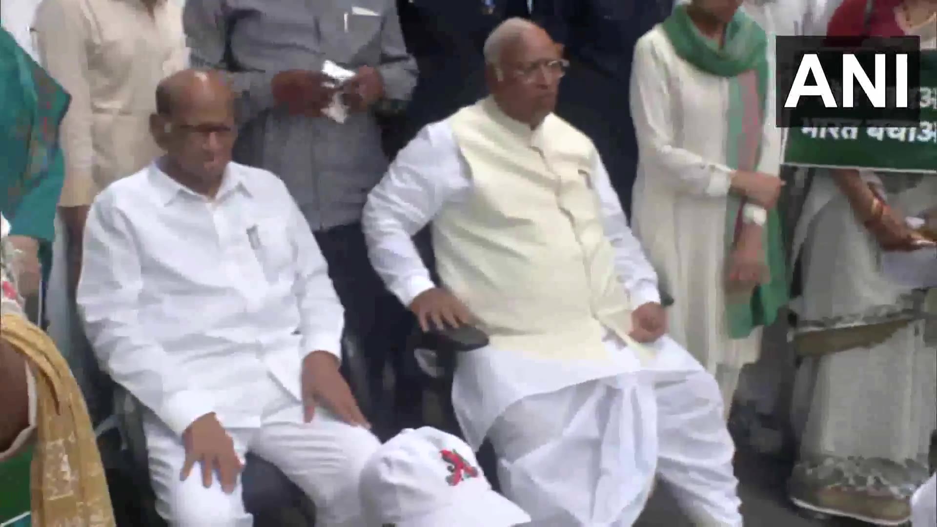 Delhi: Wysoko postawieni przywódcy bloku INDIA – przewodniczący Kongresu Mallikarjun Kharge, szef NCP SCP Sharad Pawar dołączają do przywódców bloku INDIA podczas marszu z parlamentu do Indyjskiej Komisji Wyborczej, aby zaprotestować przeciwko specjalnej intensywnej rewizji (SIR) spisów wyborców w Biharze, gdzie odbywają się wybory, oraz przeciwko oskarżeniom o „oszustwa wyborcze podczas wyborów Lok Sabha w 2024 r.