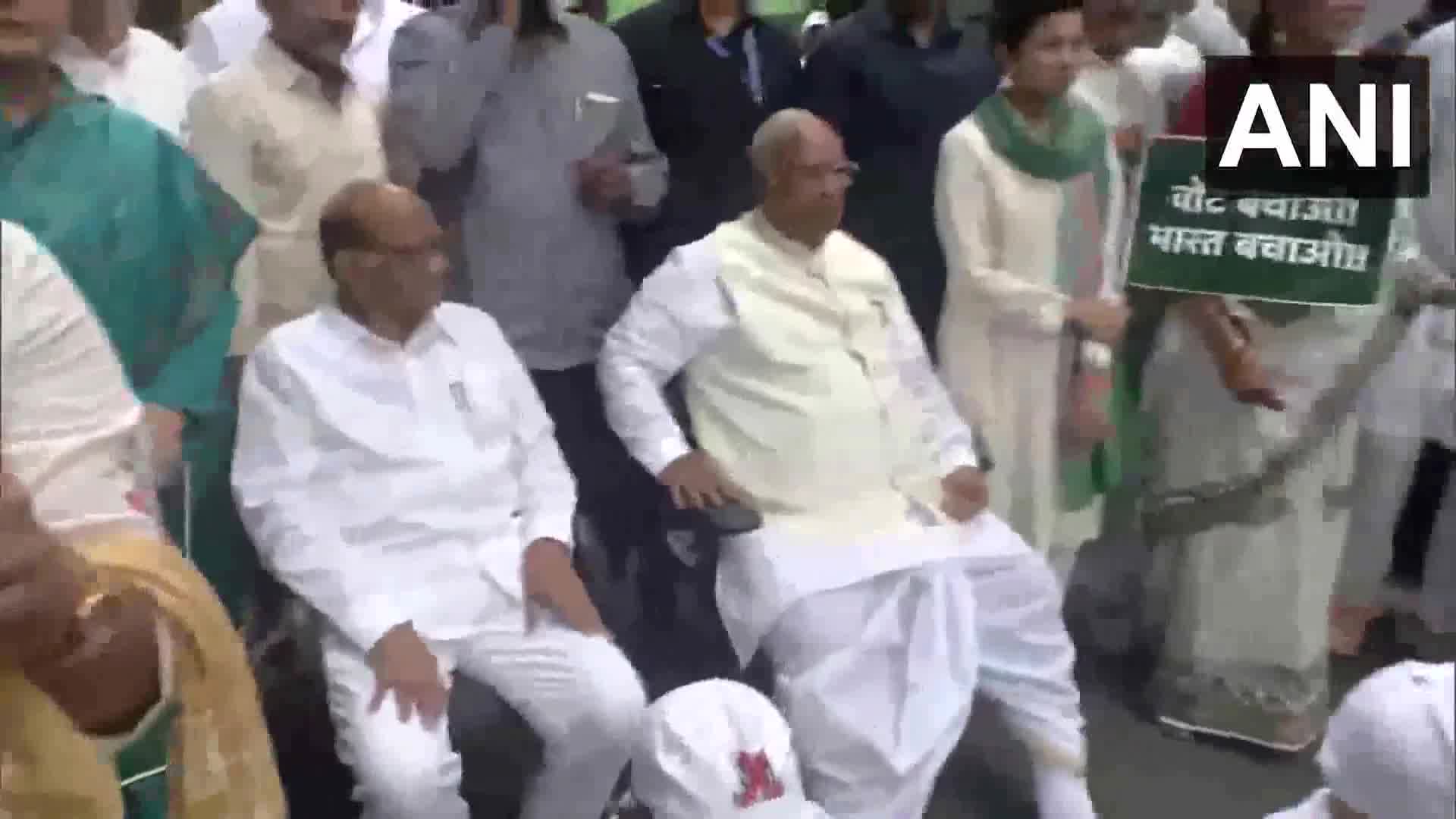 Delhi: Wysoko postawieni przywódcy bloku INDIA – przewodniczący Kongresu Mallikarjun Kharge, szef NCP SCP Sharad Pawar dołączają do przywódców bloku INDIA podczas marszu z parlamentu do Indyjskiej Komisji Wyborczej, aby zaprotestować przeciwko specjalnej intensywnej rewizji (SIR) spisów wyborców w Biharze, gdzie odbywają się wybory, oraz przeciwko oskarżeniom o „oszustwa wyborcze podczas wyborów Lok Sabha w 2024 r.