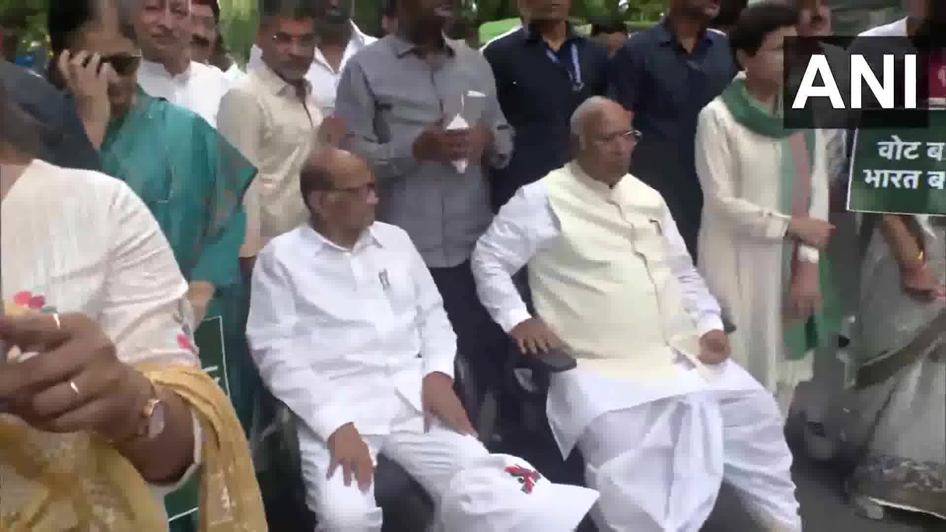 Delhi: Wysoko postawieni przywódcy bloku INDIA – przewodniczący Kongresu Mallikarjun Kharge, szef NCP SCP Sharad Pawar dołączają do przywódców bloku INDIA podczas marszu z parlamentu do Indyjskiej Komisji Wyborczej, aby zaprotestować przeciwko specjalnej intensywnej rewizji (SIR) spisów wyborców w Biharze, gdzie odbywają się wybory, oraz przeciwko oskarżeniom o „oszustwa wyborcze podczas wyborów Lok Sabha w 2024 r.
