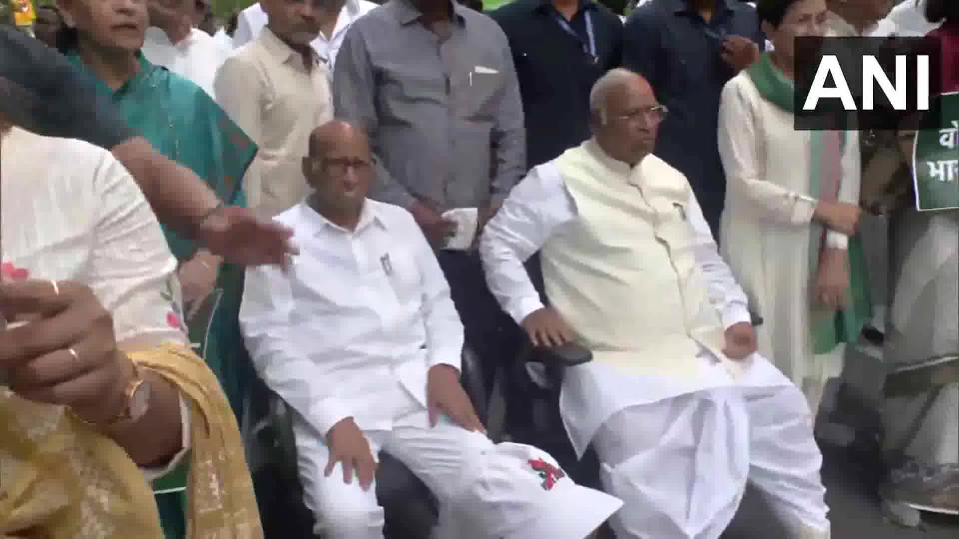 Delhi: Wysoko postawieni przywódcy bloku INDIA – przewodniczący Kongresu Mallikarjun Kharge, szef NCP SCP Sharad Pawar dołączają do przywódców bloku INDIA podczas marszu z parlamentu do Indyjskiej Komisji Wyborczej, aby zaprotestować przeciwko specjalnej intensywnej rewizji (SIR) spisów wyborców w Biharze, gdzie odbywają się wybory, oraz przeciwko oskarżeniom o „oszustwa wyborcze podczas wyborów Lok Sabha w 2024 r.