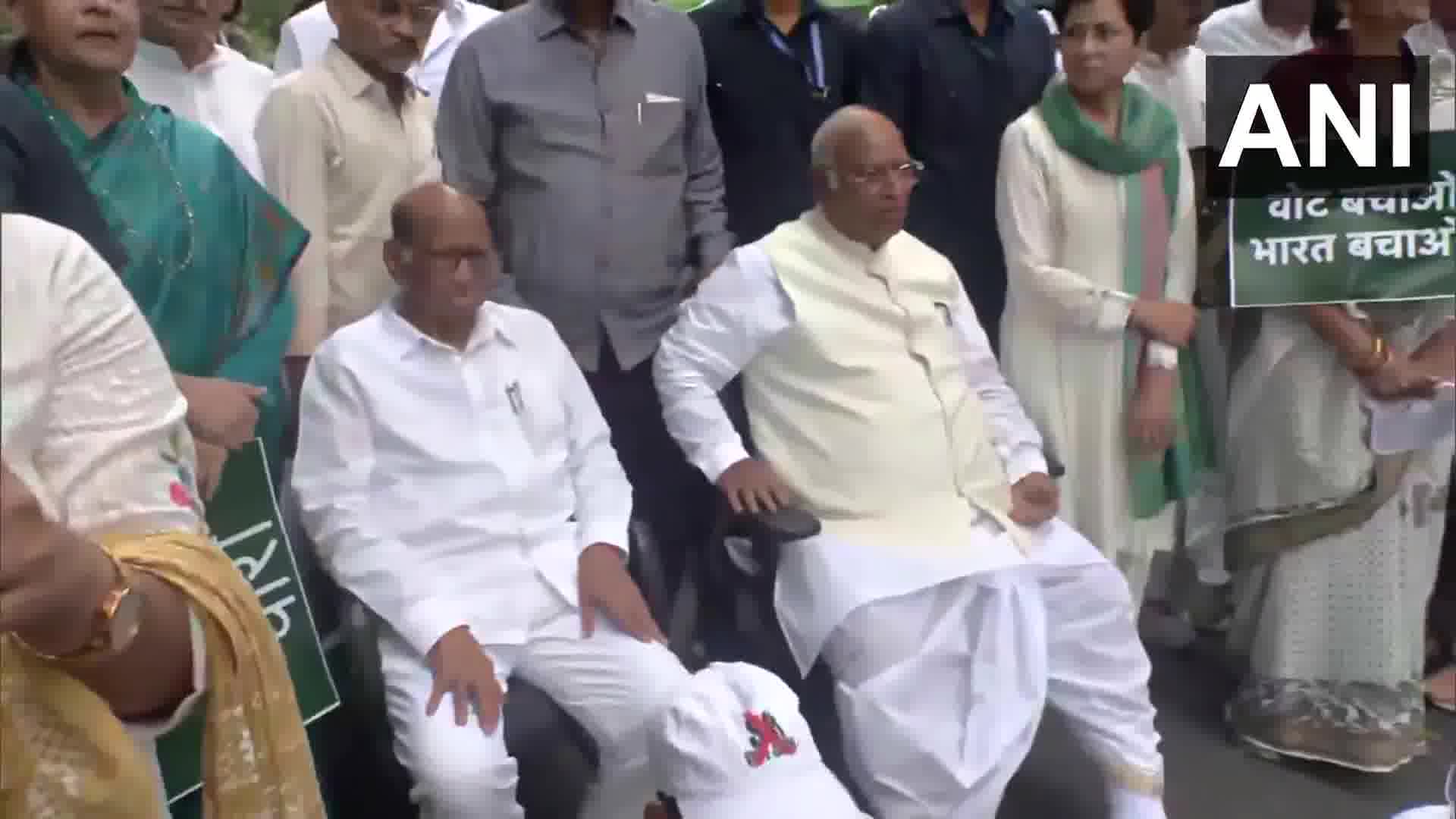Delhi: Wysoko postawieni przywódcy bloku INDIA – przewodniczący Kongresu Mallikarjun Kharge, szef NCP SCP Sharad Pawar dołączają do przywódców bloku INDIA podczas marszu z parlamentu do Indyjskiej Komisji Wyborczej, aby zaprotestować przeciwko specjalnej intensywnej rewizji (SIR) spisów wyborców w Biharze, gdzie odbywają się wybory, oraz przeciwko oskarżeniom o „oszustwa wyborcze podczas wyborów Lok Sabha w 2024 r.