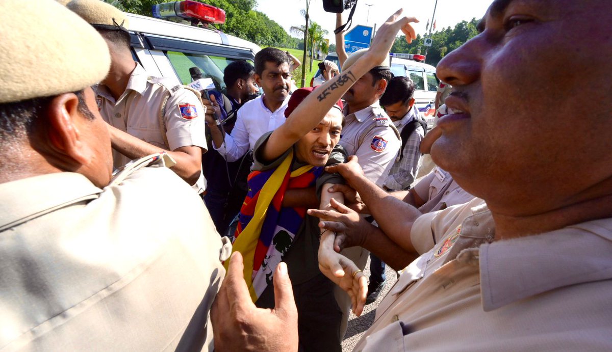 Die Polizei von Delhi nimmt Mitglieder des Tibetischen Jugendkongresses während eines Protests gegen den Besuch des chinesischen Außenministers Wang Yi in der Nähe der chinesischen Botschaft in Neu-Delhi fest.