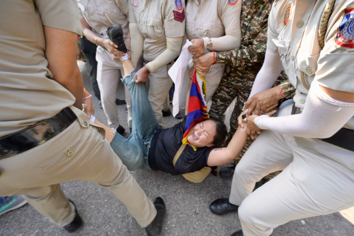 Die Polizei von Delhi nimmt Mitglieder des Tibetischen Jugendkongresses während eines Protests gegen den Besuch des chinesischen Außenministers Wang Yi in der Nähe der chinesischen Botschaft in Neu-Delhi fest.