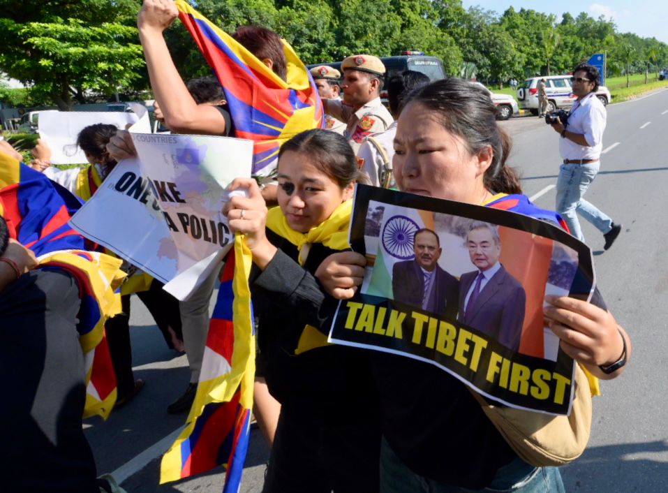Die Polizei von Delhi nimmt Mitglieder des Tibetischen Jugendkongresses während eines Protests gegen den Besuch des chinesischen Außenministers Wang Yi in der Nähe der chinesischen Botschaft in Neu-Delhi fest.