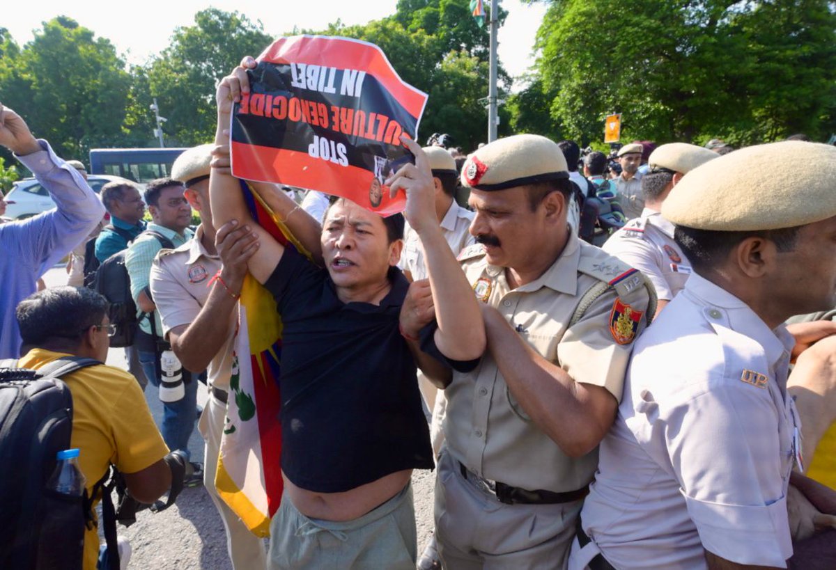 Die Polizei von Delhi nimmt Mitglieder des Tibetischen Jugendkongresses während eines Protests gegen den Besuch des chinesischen Außenministers Wang Yi in der Nähe der chinesischen Botschaft in Neu-Delhi fest.
