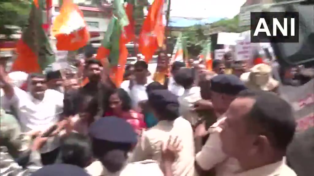 Jharkhand: BJP çalışanları, Başbakan Modi ve annesine yönelik aşağılayıcı sözler nedeniyle Bihar'ın Darbhanga kentinde düzenlenen Mahagathbandhan etkinliğinde protesto düzenleyen polis personeliyle çatıştı.