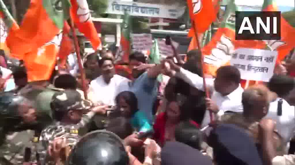 Jharkhand: BJP çalışanları, Başbakan Modi ve annesine yönelik aşağılayıcı sözler nedeniyle Bihar'ın Darbhanga kentinde düzenlenen Mahagathbandhan etkinliğinde protesto düzenleyen polis personeliyle çatıştı.