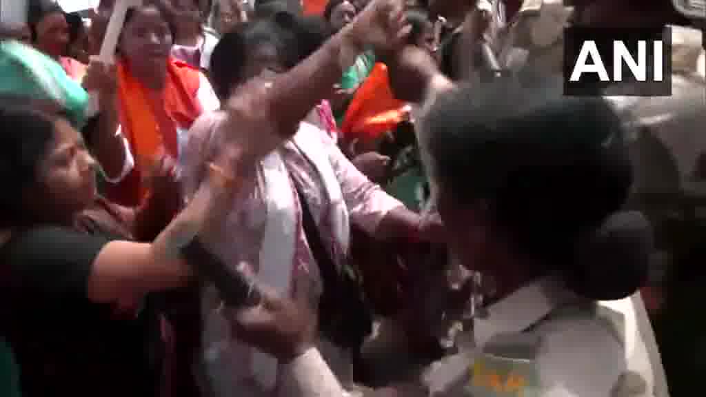 Jharkhand: BJP çalışanları, Başbakan Modi ve annesine yönelik aşağılayıcı sözler nedeniyle Bihar'ın Darbhanga kentinde düzenlenen Mahagathbandhan etkinliğinde protesto düzenleyen polis personeliyle çatıştı.