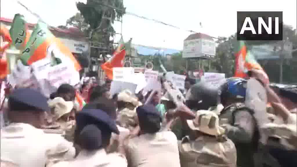 Jharkhand: BJP çalışanları, Başbakan Modi ve annesine yönelik aşağılayıcı sözler nedeniyle Bihar'ın Darbhanga kentinde düzenlenen Mahagathbandhan etkinliğinde protesto düzenleyen polis personeliyle çatıştı.