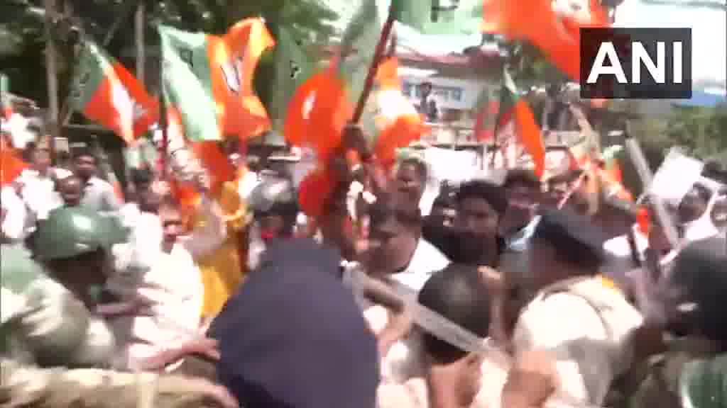 Jharkhand: BJP çalışanları, Başbakan Modi ve annesine yönelik aşağılayıcı sözler nedeniyle Bihar'ın Darbhanga kentinde düzenlenen Mahagathbandhan etkinliğinde protesto düzenleyen polis personeliyle çatıştı.