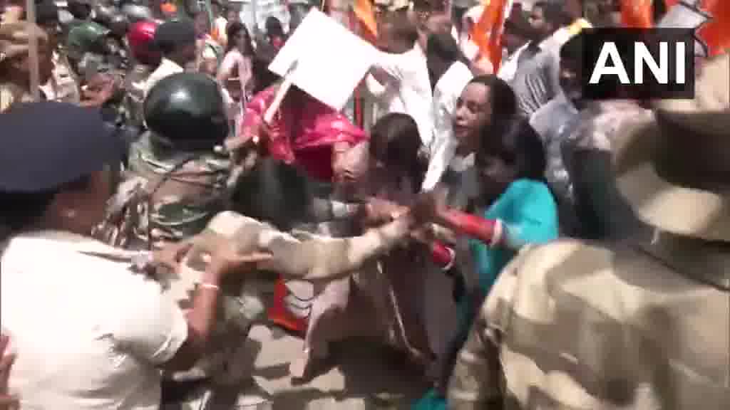 Jharkhand: BJP çalışanları, Başbakan Modi ve annesine yönelik aşağılayıcı sözler nedeniyle Bihar'ın Darbhanga kentinde düzenlenen Mahagathbandhan etkinliğinde protesto düzenleyen polis personeliyle çatıştı.