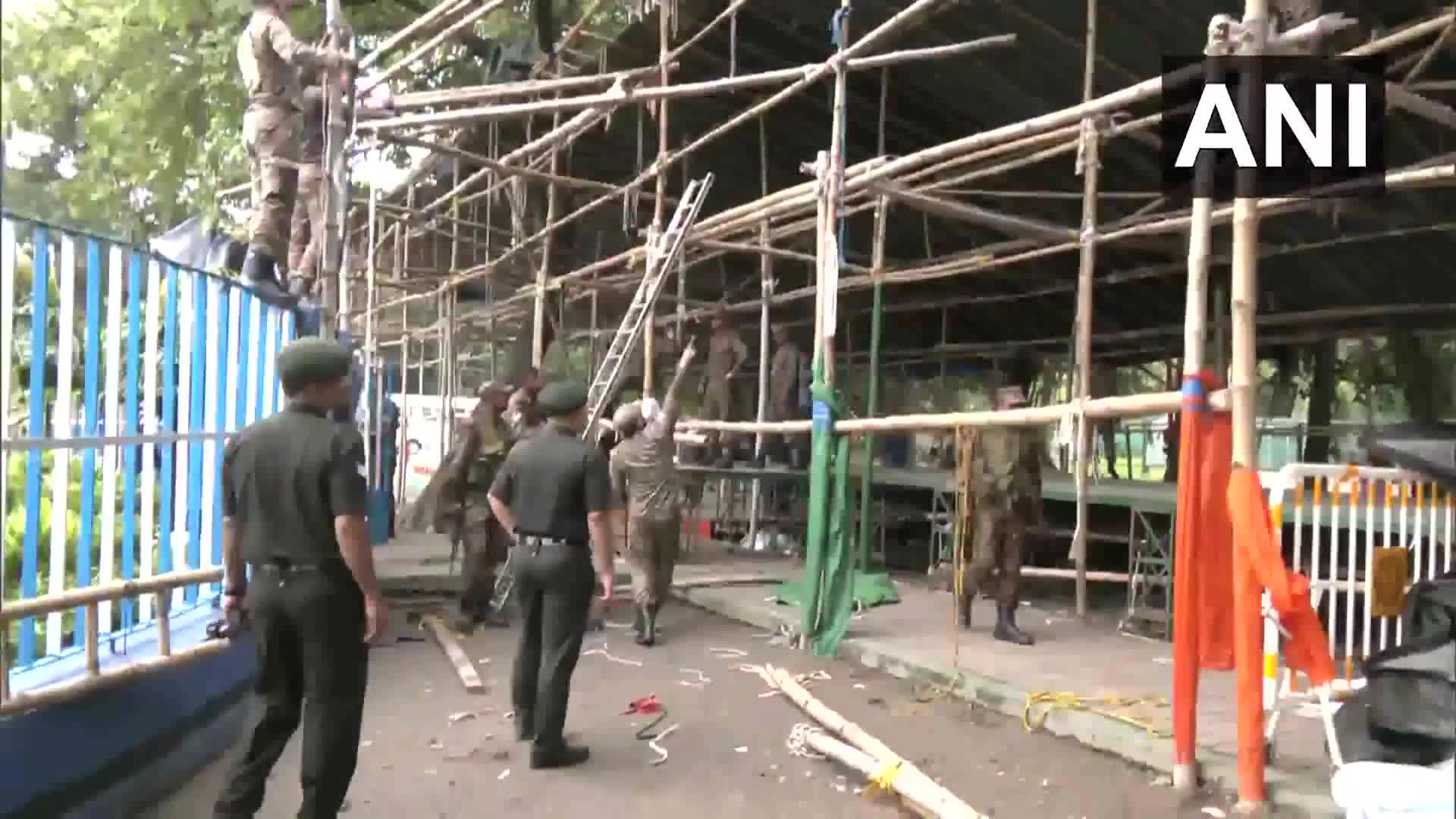 Kolkata: Army personnel dismantle TMC's Bhasha Andolan protest stage at Mayo Road in Kolkata after permission to continue protest at the site has expired. The TMC protest stage was set up in the Army area with permission