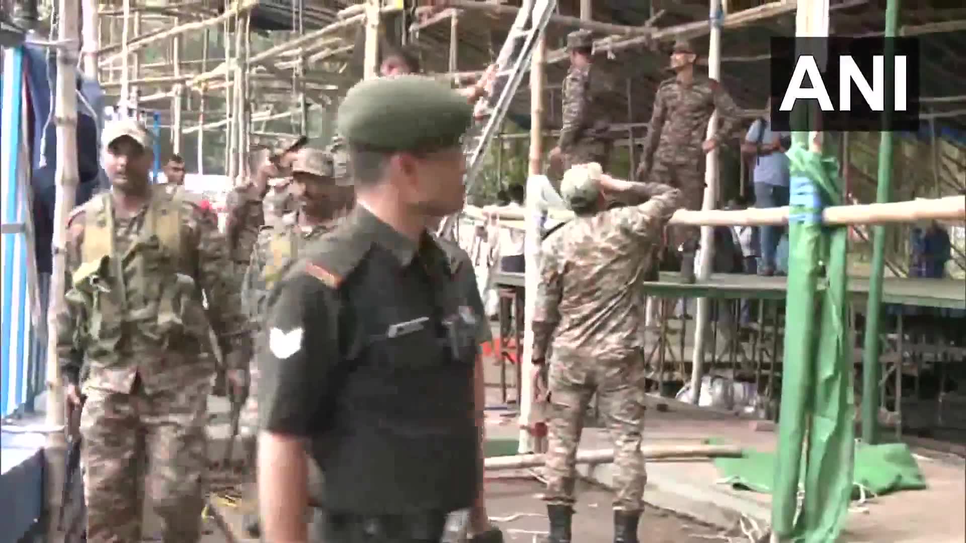Kolkata: Army personnel dismantle TMC's Bhasha Andolan protest stage at Mayo Road in Kolkata after permission to continue protest at the site has expired. The TMC protest stage was set up in the Army area with permission