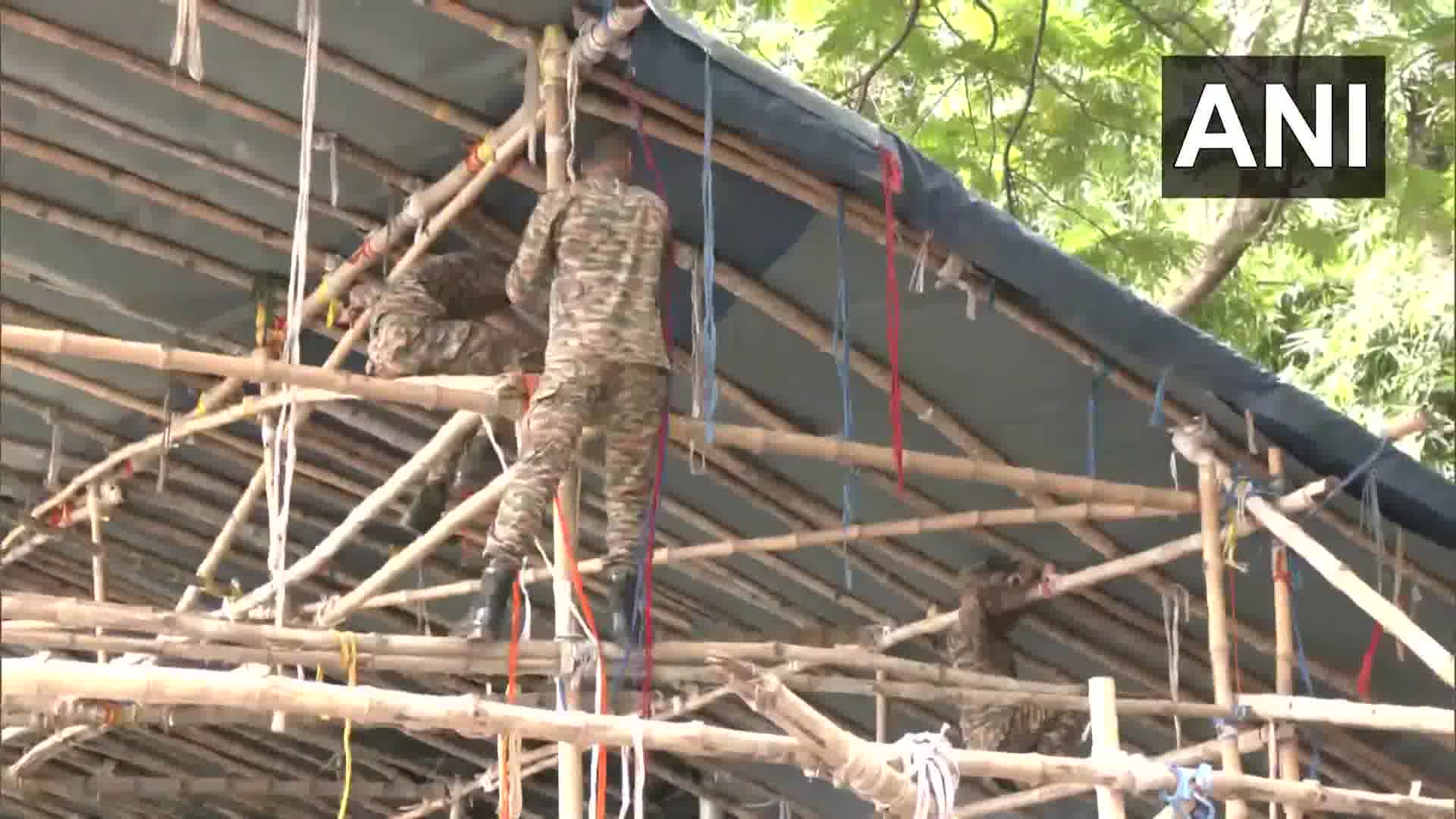 Kolkata: Army personnel dismantle TMC's Bhasha Andolan protest stage at Mayo Road in Kolkata after permission to continue protest at the site has expired. The TMC protest stage was set up in the Army area with permission