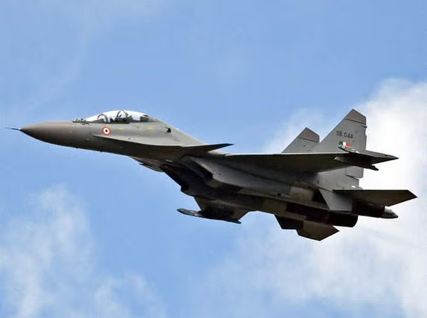 Ein indischer Su-30 MKI-Kampfjet der Luftwaffe ist während eines Einsatzes im Distrikt Karbi Anglong in Assam vom Radar verschwunden, so ein Sprecher des Verteidigungsministeriums. Suchaktionen laufen.
