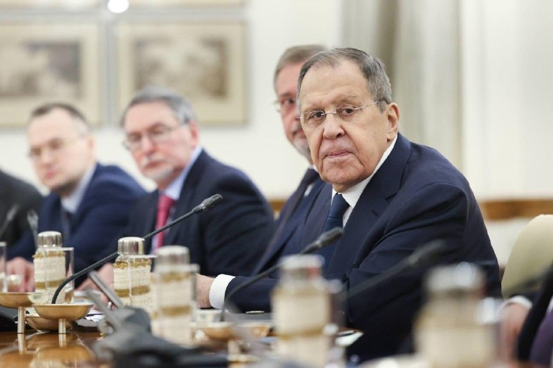 Le ministre russe des Affaires étrangères, Lavrov, s'entretient avec le ministre indien des Affaires étrangères, Subrahmanyam Jaishankar.