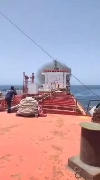 שריפה פרצה על סיפון מכלית נפט מול חופי עומאן​בכלי תקשורת זרים מופצים תיעודים של שריפה שפרצה על סיפון מכלית נפט מול חופי עומאן. ​לפי הדיווחים, על סיפונה של המכלית נמצאים כעת 24 מלחים בעלי אזרחות הודית. בשלב זה לא נמסרו פרטים נוספים על נפגעים או על נסיבות פרוץ הדליקה.​ ?36❤11?10?5